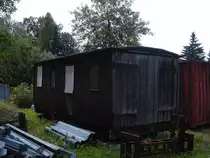 Der zweite s�chsische Wagenkasten in Schlettau wurde an einer seiner Stirnseiten umgebaut.Er bekam ein zweifl�geliges Holztor um gr��ere Sachen darin zulagern.Leider ist von der Inneneinrichtung nichts mehr vorhanden.Aufnahme 26.07.2010 