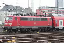 Die 111 103 zieht einen RE in Frankfurt a.M. HBF am 17.08.2010