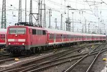 Die 111 105-3 zieht einen Verst�rker durch Frankfurt a.m. HBF am 17.08.2010