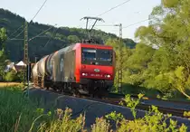 481 002-4 mit Kesselwagenzug in Fahrtrichtung S�den bei Mecklar. Aufgenommen am 19.07.2010.