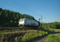 Sauber ist was anderes: 185 537-8 k�nnte mal wieder eine W�sche vertragen. Aufgenommen am 19.07.2010 bei Oberhaun.
