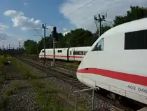 402 046 steht am 14.8.2010 in Hannover Hbf, w�hrend dahinter ein weiterer ICE 2 Zug den Bahnhof verl�sst.