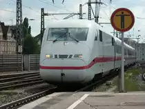 Ein ICE 2 f�hrt am 14.8.2010 aus Berlin kommend in Hannover Hbf ein.