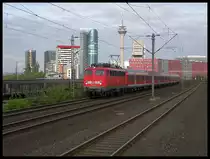 110 415 mit dem RE4 bei der Durchfahrt durch D�sseldorf Hamm