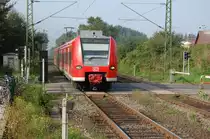 Da quert 425 579-0 gerade den Bahn�bergang Jacob-Krebs-Str. am Haltepunkt Anrath um nach einem kurzen Halt die Fahrt als RB33 nach Wesel fort zu setzen. Freitag 3.9.2010