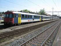 RBe 540 034 (Zugsspitze, Ersatz f�r BDt) und Re 4/4 11301 (Zugsschluss) mit RE 3622 im Bahnhof Wettingen, 03.09.2010.