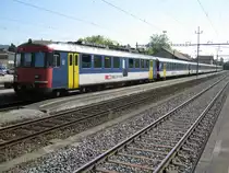 RBe 540 034 (Zugsspitze, Ersatz f�r BDt) und Re 4/4 11301 (Zugsschluss) mit RE 3622 im Bahnhof Wettingen, 03.09.2010.
