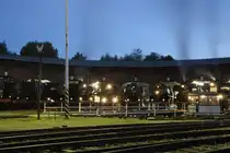 Am 21.08.2010 fand traditionell zum Auftakt des Chemnitzer Heizhausfest im S�chsischen Eisenbahnmuseum eine Nacht-Fotoveranstaltung statt. Zu Beginn der blauen Stunde haben sich alle betriebsf�higen Dampfloksoks, die auf die Drehscheibe passen, im Haus 1 versammelt.