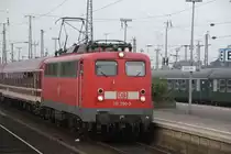 Dortmund, 3.9.´10: 110 200-3 f�hrt mit ihrem  Partyzug  der M�ller Touren in den Dortmunder Hbf ein.