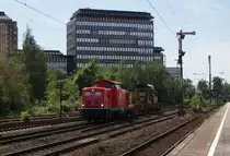 212 036-9 bringt ein Bauzugwagen nach Duisburg Entenfang, hier in D�sseldorf Rath am 20.07.10