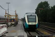 Direkt neben unserem IC nach Westerland stand in Nieb�ll der Arriva-Lint 06 nach Esbjerg. 