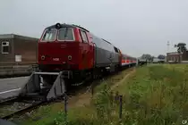 Die Ex-DSB-Lok 1439 steht am 22.8.2010 mit zwei n-Wagen im Kleinbahnhof von Nieb�ll. 