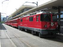 Ge 4/4 II 627 mit Regio 1444 und B 2332+2333 als Verst�rkung im Bahnhof Chur, 04.09.2010.