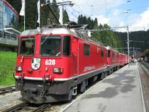Ge 4/4 II 628+621 mit Regio 1440 im Bahnhof Arosa, 04.09.2010.