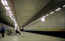 Tunelbane Stockholm: Station  Rissne  (1985) - 

Die Wandgestaltung zeigt geschichtliche Daten, sowie Karten auf der anderen Bahnsteigseite. Stockholms U-Bahn kann als die größte Gemäldegalerie der Welt bezeichnet werden.

Scan vom Dia, 1990 (M)