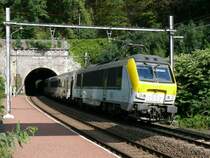 IC A Eupen - Oostende mit 1337 als Zuglok rast durch die Haltestelle Nessonvaux im Wesertal kurz vor L�ttich. Aufgenommen am 04/09/2010.