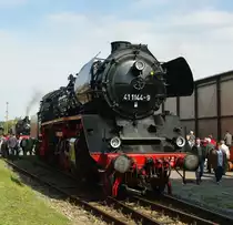 Und in Meinigen angekommen sonnte sich schon 41 1144-9 und wurde von den Besuchern betrachtet. Aufgenommen beim Dampflokfest am 04.09.2010 im Betriebswerk Meinigen!
