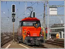 Ee 922 008-8 scheint das Personal zu begeistern auf der Fahrt durch den Z�rcher HB. (03.09.2010)