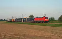 Am 25. Mai 2010 ist 152 153 mit einem KLV-Zug in Richtung Schwetzingen zwischen den Ortschaften Wagh�usel und Neulu�heim unterwegs.