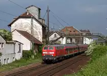F�r die Mitarbeiter der BASF in Ludwigshafen verkehrt werktags am fr�hen Abend eine 218 mit einer Wendezuggarnitur nach Kaiserslautern. Von Ludwigshafen BASF Nord kommend beschleunigt die Karlsruher 218 478 am 28. Mai 2010 die RB 18968 nach dem Zwischenhalt in Neustadt (Weinstra�e) mit herrlichem TB 11-Sound in Richtung Frankenstein.
Bevor Fragen aufkommen: Der Fotostandpunkt ist legal zug�nglich, ich stand auf der Karolinenstra�e in Neustadt (Weinstra�e).
