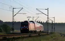 Nur im Hochsommer l�sst sich die einzige Leistung einer 146 mit Doppelstockwagen auf der KBS 700 fotografieren, denn der Zug bef�hrt die Strecke an Werktagen bereits kurz nach 6 Uhr. Am herrlichen 04. Juni 2010 eilt die Stuttgarter 146 214 mit dem RE 19501 von Ludwigshafen (Rhein) nach Stuttgart zwischen Neulu�heim und Wagh�usel mit wenigen Minuten Versp�tung durch die noch teilweise durch Bodennebel bedeckte Rheinebene.