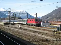Re 4/4 II 11218 mit abgestellter TILO S-Bahn im Bahnhof Bellinzona. Diese Komposition f�hrt Montag-Freitag den Umlauf 14065/14168. Zuvorderst ist noch ein Bpm 51 zur �berfuhr angeh�ngt, 27.02.2010.