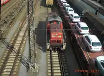Die Diesellok 290 518-0 verl�sst die mit Holz beladenen Waggons in Dresden-Friedrichstadt. 