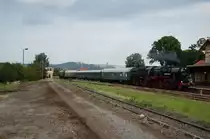 52 8154-8 und E 44 044 kalt am Zugschluss fuhren am 04.09.2010 mit dem Sonderzug von Leipzig nach Meiningen in den Bahnhof Immelborn ein.