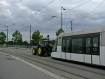 Als meine Schwester meinte, sie sehe einen Traktor ein Tram abschleppen, war ich noch skeptisch. Doch sie sollte Recht behalten! Wagen 2008 der CTS wird hier, zwischen den Haltestellen Droits de l'Homme und Parlement Europe�en von einem Traktor der Verkehrsbetriebe abgeschleppt. An der Haltestelle Wacken fand der Transport ein vor�bergehendes Ende und verursachte einen Tramstau auf der Linie B, bevor der Triebwagen dann aus eigener Kraft in Richtung Innenstadt fuhr. Den Grund f�r das Man�ver hat keiner der  normalen  fFahrg�ste erfahren... (Strasbourg, 2.August 2010)