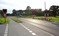 Zwischen Randerath und Himmerich befindet sich dieser Bahn�bergang an der Strecke Lindern-Heinsberg. 6.9.2010