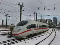 Ein ICE 3 am 05.01.2009 bei der Einfahrt in den K�lner Hbf. 