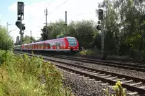Gerade ist 422 062-0 mit Anhang vom Bahnsteig 1 in Korschenbroich abgefahren, da muss er schon auf dem �berholgleis wieder warten, um den Zug in Richtung Neuss passieren zulassen, da seit einigen Tagen nur eingleisig gefahren werden kann. 4.9.2010