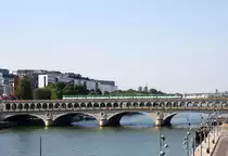 Ein MP73 Zug f�hrt hier auf der Linie 6 �ber die Pont de Bercy, w�hrend im Hintergrund die T�rme von Notre Dame zu erkennen sind. 3.9.10
