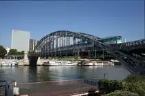 Ein MP73 Zug der Linie 5 auf der Seine Br�cke kurz vor Gare d'Austerlitz. 3.9.10