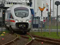 BR 605 211-1 (Diesel-ICE) rollt langsam mit offener Bugklappe in Puttgarden aus dem d�nischen F�hrschiff  Prinsesse Benedikte  wieder auf festen Boden. Im Bahnhof Puttgarden scheint es sehr mutige M�ven zu geben, hier hat eine ihr Nest direkt an der Weiche zwischen Stamm und Abzweiggleis gebaut und fliegt erst im letzten Augenblick vor dem ICE weg.  Die Aufnahme wurde am 24.05.2010 vom Bahnsteig gemacht.