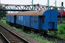 Zwei Werkstatwagen die DB 60 80 99 ... sind aufgestelt im Gbf Weil am Rhein am 06. 08 2010.