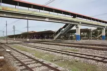 Der �bergang zu den Bahnsteigen wird wegen der Beschwerlichkeit des Treppensteigens weder von Reisenden noch vom Personal benutzt und ist  wegen des Sonnenschutzes von streunenden Hunden in Beschlag genommen. Bf. Ban Phachi am 22.August 2010.