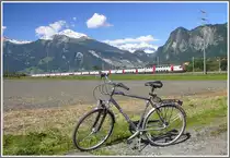 Es macht Spass mit meinem neuen  Drahtesel  das Rheintal hinunter zu fahren und die zahlreichen Z�ge der SBB und RhB zu fotografieren, wie hier den IC Dosto bei Zizers. (01.09.2010)