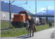 Zwei PS treffen auf die um einiges st�rkere Mietlok Em 847 901-6 der Holcim Werke. (01.09.2010)