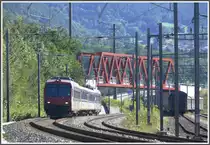 R7856 nach Ziegelbr�cke f�hrt rechts nach Landquart und hat soeben die RhB Br�cke unterquert bei Untervaz-Trimmis. (01.09.2010)