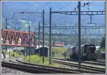 Rechts bringt eine Diesellok Silowagen aus den Holcim Werken in die �bergabegruppe und im Hintergrund �berquert soeben ein G�terzug der RhB mit einer Ge 6/6 II die SBB Geleise der Linie Landquart - Chur. (01.09.2010)