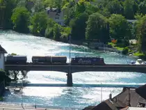 SBB - Eine Re 4/4 420 mit Zisternenwagen beim �berqueren der Aarebr�cke in Solothurn am 08.09.2010