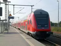 Doppelstock-Steuerwagen (2. Gattung) als RE3 nach Elsterwerder im Bahnhof Z�ssow.(10.8.2010)