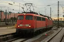 110 352 und 120 138 fuhren solo an ihren Nachtzug ran am 30.07.2010 in M�nchen HBF
