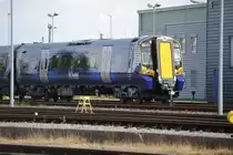 ScotRail 380 005 auf dem Siemens Gel�nde Wildenraht am 24.3.2010.
Aufnahme von einen Weg nahe dem Eingang durch den Zaun
( daher die Wei�en Schlieren ).
