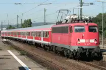 Die 110 437-1 zieht eine RB aus Wiesbaden durch Frankfurt H�chst nach Frankfurt a.M. Hbf am 20.08.2010