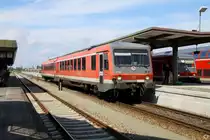 628 241 wartet am 24.8.2010 in M�hldorf auf Fahrg�ste.
