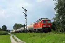 Weiter fuhren wir nach Alt�tting, wo wir uns am westlichen Einfahrsignal postierten. Kaum waren wir dort angekommen, da hoben sich auch schon die Fl�gel des Hauptsignals und es erschien 233 547-9 mit dem Kesselzug 56521. (24.8.2010)