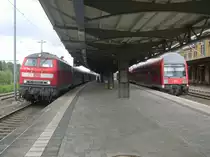 Hier links 218 390-3 mit einem RE16 von Reichenbach(Vogtl) nach Hof Hbf. und rechts ein RE16 von Reichenbach(Vogtl) nach Leipzig Hbf., diese beiden Z�ge standen am 18.8.2010 in Reichenbach(Vogtl).