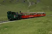 Das letzte Bild meiner Serie vom Brienzer Rothorn zeigt nochmals die H 2/3 15, gut eine Stunde sp�ter, dieses Mal auf Talfahrt. Planalp, 20.8.10. 